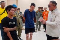 Foto: Wali Kota Administrasi Jakarta Pusat Arifin memeriksa barang bukti obat-obatan yang diduga Tramadol dan sejenisnya saat penindakan terhadap dua orang yang diduga terlibat dalam penjualan obat tanpa izin di kawasan Tanah Abang, Jakarta Pusat.