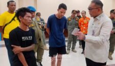 Foto: Wali Kota Administrasi Jakarta Pusat Arifin memeriksa barang bukti obat-obatan yang diduga Tramadol dan sejenisnya saat penindakan terhadap dua orang yang diduga terlibat dalam penjualan obat tanpa izin di kawasan Tanah Abang, Jakarta Pusat.