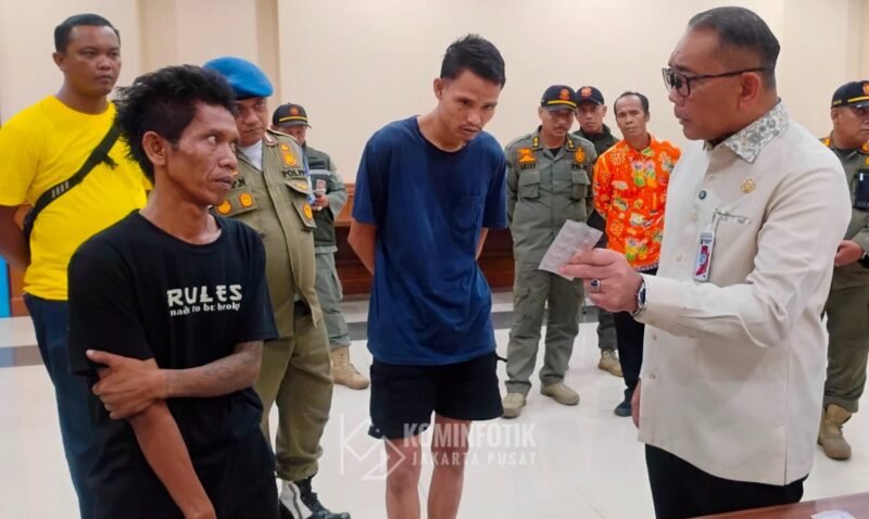 Foto: Wali Kota Administrasi Jakarta Pusat Arifin memeriksa barang bukti obat-obatan yang diduga Tramadol dan sejenisnya saat penindakan terhadap dua orang yang diduga terlibat dalam penjualan obat tanpa izin di kawasan Tanah Abang, Jakarta Pusat.