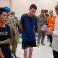Foto: Wali Kota Administrasi Jakarta Pusat Arifin memeriksa barang bukti obat-obatan yang diduga Tramadol dan sejenisnya saat penindakan terhadap dua orang yang diduga terlibat dalam penjualan obat tanpa izin di kawasan Tanah Abang, Jakarta Pusat.