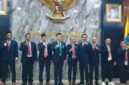 Foto Pengurus Provinsi Persatuan Olahraga Berkuda Seluruh Indonesia (Pordasi) Pacu Nusa Tenggara Barat (NTB) periode 2026–2030 berfoto bersama usai prosesi pelantikan di Gedung Sangkareang, Kantor Gubernur NTB, Kamis (13/8/2026).