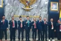 Foto Pengurus Provinsi Persatuan Olahraga Berkuda Seluruh Indonesia (Pordasi) Pacu Nusa Tenggara Barat (NTB) periode 2026–2030 berfoto bersama usai prosesi pelantikan di Gedung Sangkareang, Kantor Gubernur NTB, Kamis (13/8/2026).