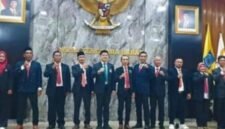 Foto Pengurus Provinsi Persatuan Olahraga Berkuda Seluruh Indonesia (Pordasi) Pacu Nusa Tenggara Barat (NTB) periode 2026–2030 berfoto bersama usai prosesi pelantikan di Gedung Sangkareang, Kantor Gubernur NTB, Kamis (13/8/2026).