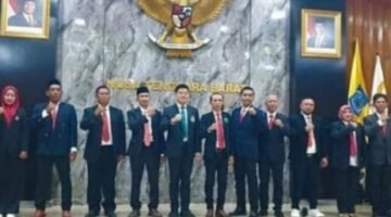 Foto Pengurus Provinsi Persatuan Olahraga Berkuda Seluruh Indonesia (Pordasi) Pacu Nusa Tenggara Barat (NTB) periode 2026–2030 berfoto bersama usai prosesi pelantikan di Gedung Sangkareang, Kantor Gubernur NTB, Kamis (13/8/2026).