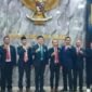 Foto Pengurus Provinsi Persatuan Olahraga Berkuda Seluruh Indonesia (Pordasi) Pacu Nusa Tenggara Barat (NTB) periode 2026–2030 berfoto bersama usai prosesi pelantikan di Gedung Sangkareang, Kantor Gubernur NTB, Kamis (13/8/2026).