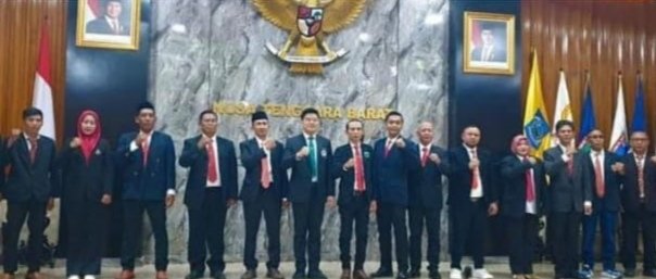 Foto Pengurus Provinsi Persatuan Olahraga Berkuda Seluruh Indonesia (Pordasi) Pacu Nusa Tenggara Barat (NTB) periode 2026–2030 berfoto bersama usai prosesi pelantikan di Gedung Sangkareang, Kantor Gubernur NTB, Kamis (13/8/2026).