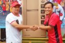 Foto: Berbagi Semangat Kemerdekaan, RW 07 Duri Utara Serahkan Hadiah door prize utama 
