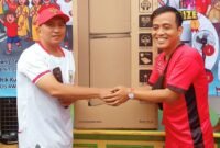 Foto: Berbagi Semangat Kemerdekaan, RW 07 Duri Utara Serahkan Hadiah door prize utama 