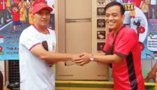 Foto: Berbagi Semangat Kemerdekaan, RW 07 Duri Utara Serahkan Hadiah door prize utama 