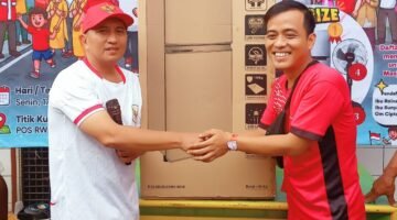 Foto: Berbagi Semangat Kemerdekaan, RW 07 Duri Utara Serahkan Hadiah door prize utama 