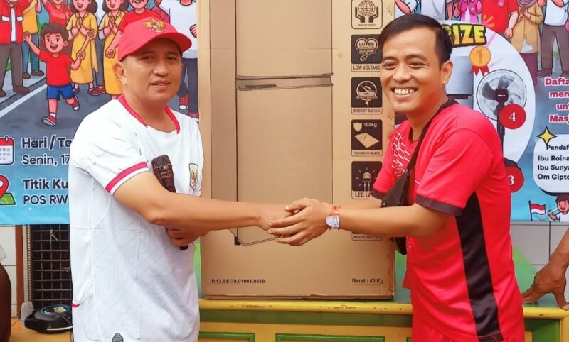 Foto: Berbagi Semangat Kemerdekaan, RW 07 Duri Utara Serahkan Hadiah door prize utama 