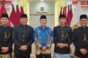 Foto: Tokoh Masyarakat Jakarta Utara Ronny Tanuwijaya bersama Empat Pria Berbusana Adat Betawi.