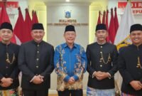 Foto: Tokoh Masyarakat Jakarta Utara Ronny Tanuwijaya bersama Empat Pria Berbusana Adat Betawi.