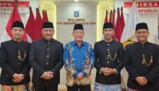 Foto: Tokoh Masyarakat Jakarta Utara Ronny Tanuwijaya bersama Empat Pria Berbusana Adat Betawi.