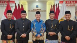 Foto: Tokoh Masyarakat Jakarta Utara Ronny Tanuwijaya bersama Empat Pria Berbusana Adat Betawi.