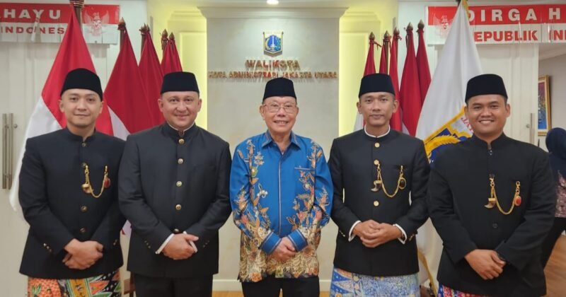 Foto: Tokoh Masyarakat Jakarta Utara Ronny Tanuwijaya bersama Empat Pria Berbusana Adat Betawi.