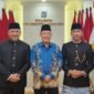 Foto: Tokoh Masyarakat Jakarta Utara Ronny Tanuwijaya bersama Empat Pria Berbusana Adat Betawi.