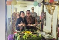 Foto: Ketua PWI DKI Jakarta Kesit Budi Handoyo bersama pengelola Butik Selaras, Musrifah, berfoto usai menghadiri acara grand opening dan tasyakuran Butik Selaras di Koperasi Primer Lemhannas RI, Gedung Panca Gatra, Jalan Kebon Sirih, Jakarta Pusat, Rabu (19/8/2026).