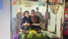 Foto: Ketua PWI DKI Jakarta Kesit Budi Handoyo bersama pengelola Butik Selaras, Musrifah, berfoto usai menghadiri acara grand opening dan tasyakuran Butik Selaras di Koperasi Primer Lemhannas RI, Gedung Panca Gatra, Jalan Kebon Sirih, Jakarta Pusat, Rabu (19/8/2026).