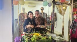 Foto: Ketua PWI DKI Jakarta Kesit Budi Handoyo bersama pengelola Butik Selaras, Musrifah, berfoto usai menghadiri acara grand opening dan tasyakuran Butik Selaras di Koperasi Primer Lemhannas RI, Gedung Panca Gatra, Jalan Kebon Sirih, Jakarta Pusat, Rabu (19/8/2026).