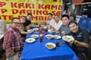 Foto: Sejumlah pengurus Persatuan Wartawan Indonesia (PWI) Jaya menikmati santap malam bersama di sebuah warung kuliner di kawasan Jakarta, Rabu (19/8/2026)