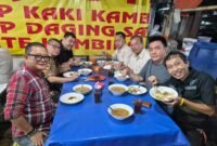 Foto: Sejumlah pengurus Persatuan Wartawan Indonesia (PWI) Jaya menikmati santap malam bersama di sebuah warung kuliner di kawasan Jakarta, Rabu (19/8/2026)