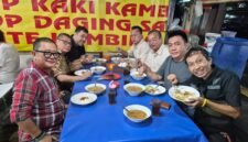 Foto: Sejumlah pengurus Persatuan Wartawan Indonesia (PWI) Jaya menikmati santap malam bersama di sebuah warung kuliner di kawasan Jakarta, Rabu (19/8/2026)