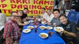 Foto: Sejumlah pengurus Persatuan Wartawan Indonesia (PWI) Jaya menikmati santap malam bersama di sebuah warung kuliner di kawasan Jakarta, Rabu (19/8/2026)