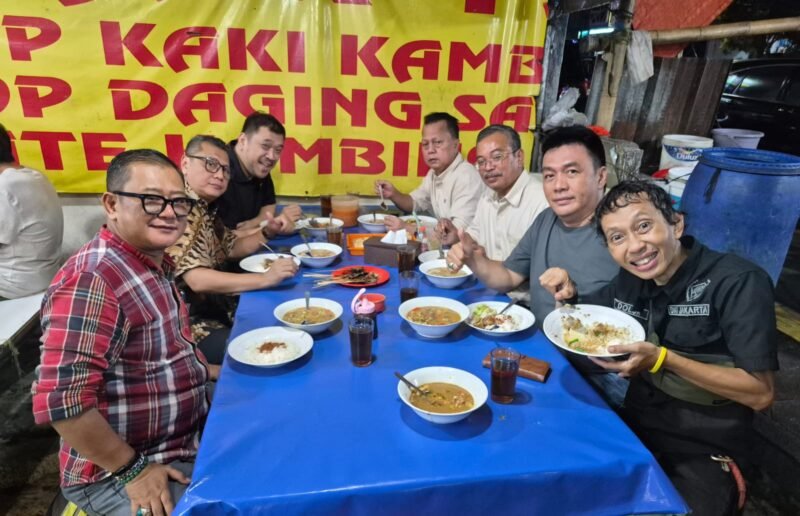 Foto: Sejumlah pengurus Persatuan Wartawan Indonesia (PWI) Jaya menikmati santap malam bersama di sebuah warung kuliner di kawasan Jakarta, Rabu (19/8/2026)