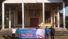Foto: Sejumlah pengurus dan relawan IKAL Lemhannas RI berfoto bersama di depan Posko IKAL Peduli di Desa Lengkosambi, Kecamatan Ratu Ngada, Nusa Tenggara Timur. Posko tersebut menjadi bagian dari upaya IKAL Lemhannas bersama STIPER Flores Bajawa dalam memberikan bantuan kemanusiaan dan mendukung penanganan warga terdampak gempa Flores.