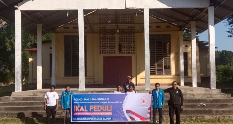 Foto: Sejumlah pengurus dan relawan IKAL Lemhannas RI berfoto bersama di depan Posko IKAL Peduli di Desa Lengkosambi, Kecamatan Ratu Ngada, Nusa Tenggara Timur. Posko tersebut menjadi bagian dari upaya IKAL Lemhannas bersama STIPER Flores Bajawa dalam memberikan bantuan kemanusiaan dan mendukung penanganan warga terdampak gempa Flores.