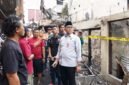 Foto: Wali Kota Jakarta Pusat Arifin meninjau langsung lokasi kebakaran yang melanda permukiman warga di Kelurahan Paseban, Kecamatan Senen, Jakarta Pusat. Arifin berdialog dengan warga sekaligus melihat kondisi rumah yang terdampak kebakaran, Jumat Pagi (21/8/2026).