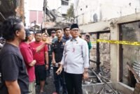 Foto: Wali Kota Jakarta Pusat Arifin meninjau langsung lokasi kebakaran yang melanda permukiman warga di Kelurahan Paseban, Kecamatan Senen, Jakarta Pusat. Arifin berdialog dengan warga sekaligus melihat kondisi rumah yang terdampak kebakaran, Jumat Pagi (21/8/2026).