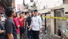 Foto: Wali Kota Jakarta Pusat Arifin meninjau langsung lokasi kebakaran yang melanda permukiman warga di Kelurahan Paseban, Kecamatan Senen, Jakarta Pusat. Arifin berdialog dengan warga sekaligus melihat kondisi rumah yang terdampak kebakaran, Jumat Pagi (21/8/2026).