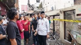 Foto: Wali Kota Jakarta Pusat Arifin meninjau langsung lokasi kebakaran yang melanda permukiman warga di Kelurahan Paseban, Kecamatan Senen, Jakarta Pusat. Arifin berdialog dengan warga sekaligus melihat kondisi rumah yang terdampak kebakaran, Jumat Pagi (21/8/2026).