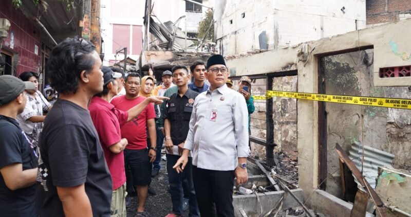 Foto: Wali Kota Jakarta Pusat Arifin meninjau langsung lokasi kebakaran yang melanda permukiman warga di Kelurahan Paseban, Kecamatan Senen, Jakarta Pusat. Arifin berdialog dengan warga sekaligus melihat kondisi rumah yang terdampak kebakaran, Jumat Pagi (21/8/2026).