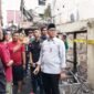 Foto: Wali Kota Jakarta Pusat Arifin meninjau langsung lokasi kebakaran yang melanda permukiman warga di Kelurahan Paseban, Kecamatan Senen, Jakarta Pusat. Arifin berdialog dengan warga sekaligus melihat kondisi rumah yang terdampak kebakaran, Jumat Pagi (21/8/2026).