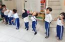Foto: Sejumlah siswa PAUDQU Kharisma Ciawi, Kabupaten Bogor, mengikuti lomba makan kerupuk dalam rangka memeriahkan HUT ke-81 Kemerdekaan Republik Indonesia.
