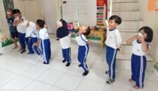 Foto: Sejumlah siswa PAUDQU Kharisma Ciawi, Kabupaten Bogor, mengikuti lomba makan kerupuk dalam rangka memeriahkan HUT ke-81 Kemerdekaan Republik Indonesia.