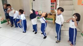 Foto: Sejumlah siswa PAUDQU Kharisma Ciawi, Kabupaten Bogor, mengikuti lomba makan kerupuk dalam rangka memeriahkan HUT ke-81 Kemerdekaan Republik Indonesia.