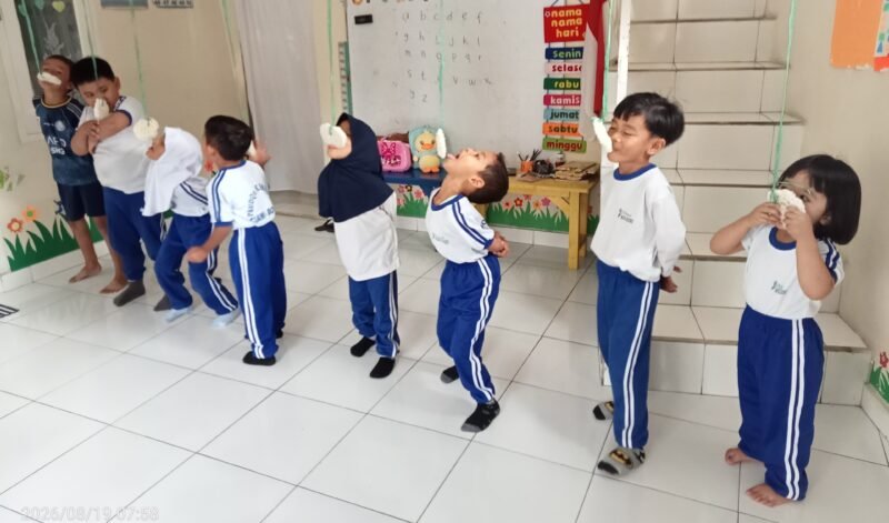Foto: Sejumlah siswa PAUDQU Kharisma Ciawi, Kabupaten Bogor, mengikuti lomba makan kerupuk dalam rangka memeriahkan HUT ke-81 Kemerdekaan Republik Indonesia.
