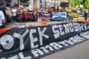Foto: Puluhan warga terdampak proyek panas bumi bersama organisasi masyarakat sipil menggelar aksi menolak ekspansi geothermal di depan Jakarta International Convention Center (JICC), Jakarta, Kamis (20/8/2026).