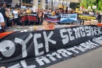 Foto: Puluhan warga terdampak proyek panas bumi bersama organisasi masyarakat sipil menggelar aksi menolak ekspansi geothermal di depan Jakarta International Convention Center (JICC), Jakarta, Kamis (20/8/2026).