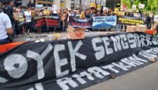 Foto: Puluhan warga terdampak proyek panas bumi bersama organisasi masyarakat sipil menggelar aksi menolak ekspansi geothermal di depan Jakarta International Convention Center (JICC), Jakarta, Kamis (20/8/2026).