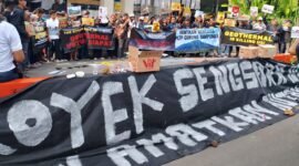 Foto: Puluhan warga terdampak proyek panas bumi bersama organisasi masyarakat sipil menggelar aksi menolak ekspansi geothermal di depan Jakarta International Convention Center (JICC), Jakarta, Kamis (20/8/2026).