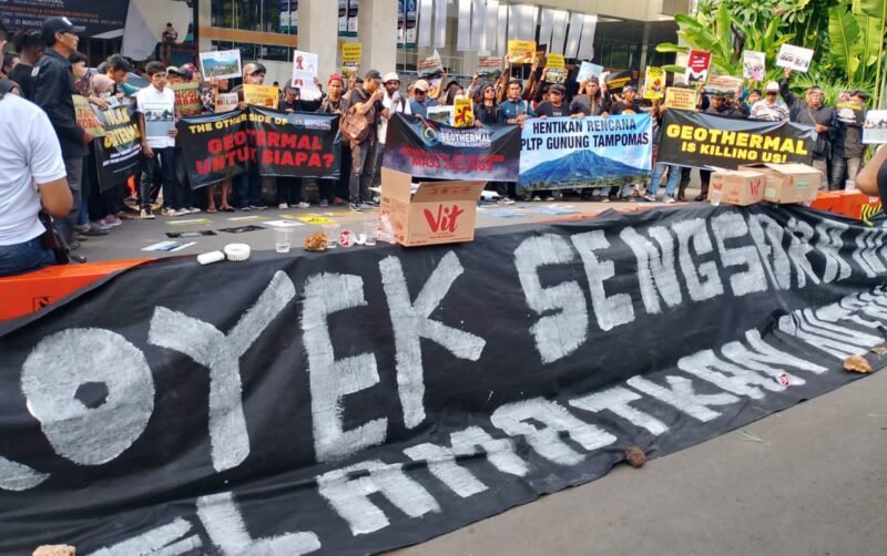 Foto: Puluhan warga terdampak proyek panas bumi bersama organisasi masyarakat sipil menggelar aksi menolak ekspansi geothermal di depan Jakarta International Convention Center (JICC), Jakarta, Kamis (20/8/2026).
