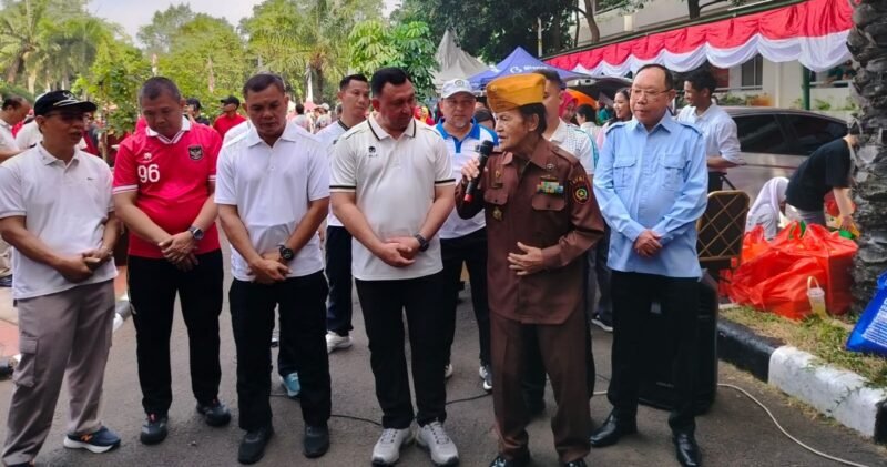 Foto: Seorang anggota Legiun Veteran Republik Indonesia (LVRI) menyampaikan pesan dalam kegiatan PRIMADONA yang digelar di halaman Kantor Wali Kota Jakarta Utara, Jumat (21/8/2026).