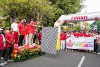 Foto: Wali Kota Arifin bersama sejumlah peserta melepas dan mengikuti kegiatan jalan sehat. Peserta kemudian menempuh rute yang telah ditentukan sebelum kembali ke titik akhir di Kantor Wali Kota Jakarta Pusat.