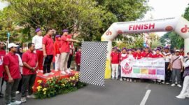 Foto: Wali Kota Arifin bersama sejumlah peserta melepas dan mengikuti kegiatan jalan sehat. Peserta kemudian menempuh rute yang telah ditentukan sebelum kembali ke titik akhir di Kantor Wali Kota Jakarta Pusat.