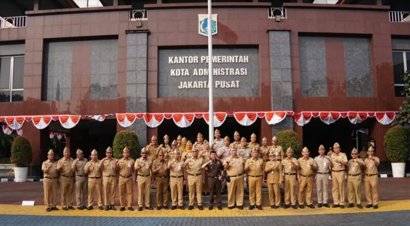 Foto: Jajaran Pemerintah Kota Administrasi Jakarta Pusat bersama Kejaksaan Negeri Jakarta Pusat berfoto bersama di halaman Kantor Wali Kota Jakarta Pusat, Jalan Tanah Abang I, Gambir, Senin (24/8/2026).